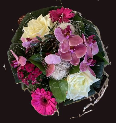 Frischer Blumenstrauß mit rosa Orchideen, roten Gerbera und weißen Rosen.