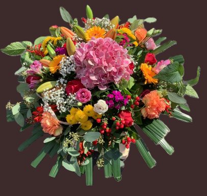 Bunte Blumenarrangement mit Rosen, Lilien, Hortensien und grünem Laub.
