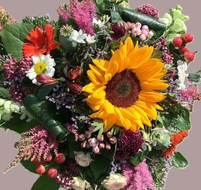 Bunter Blumenstrauß mit Sonnenblume, Gräsern und verschiedenen Blüten.